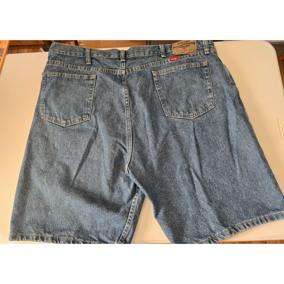 Wrangler Men’s Size‎ 42 Relaxed Fit Denim Shorts Medium wash - Picture 3 of 7